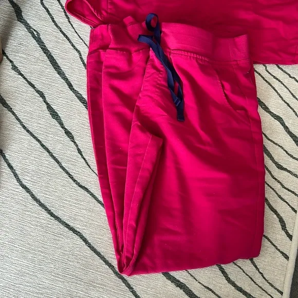 FIGS- Women's Scrub Whole Set (top and pants) - Picture 9 of 9